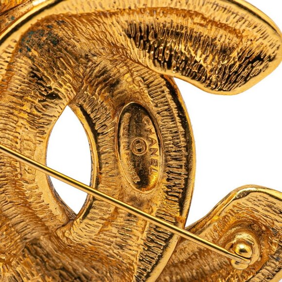 CHANEL Gold Logo Brooch - Picture 4 of 5